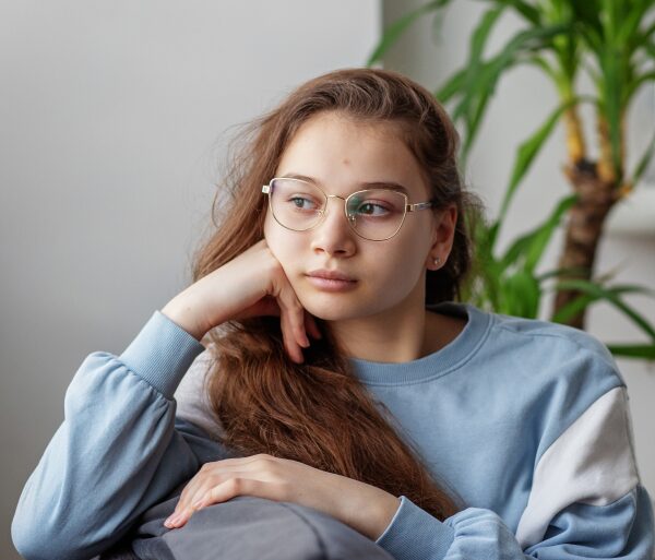 teen in therapy for ptsd treatment in fresno, california.