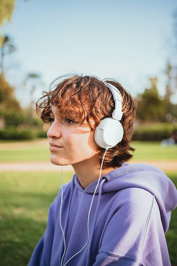 young girl in need of trauma therapy for teens in fresno california