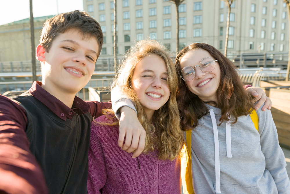 three adolescents getting teen mental health and screen addiction treatment in rosedale california.