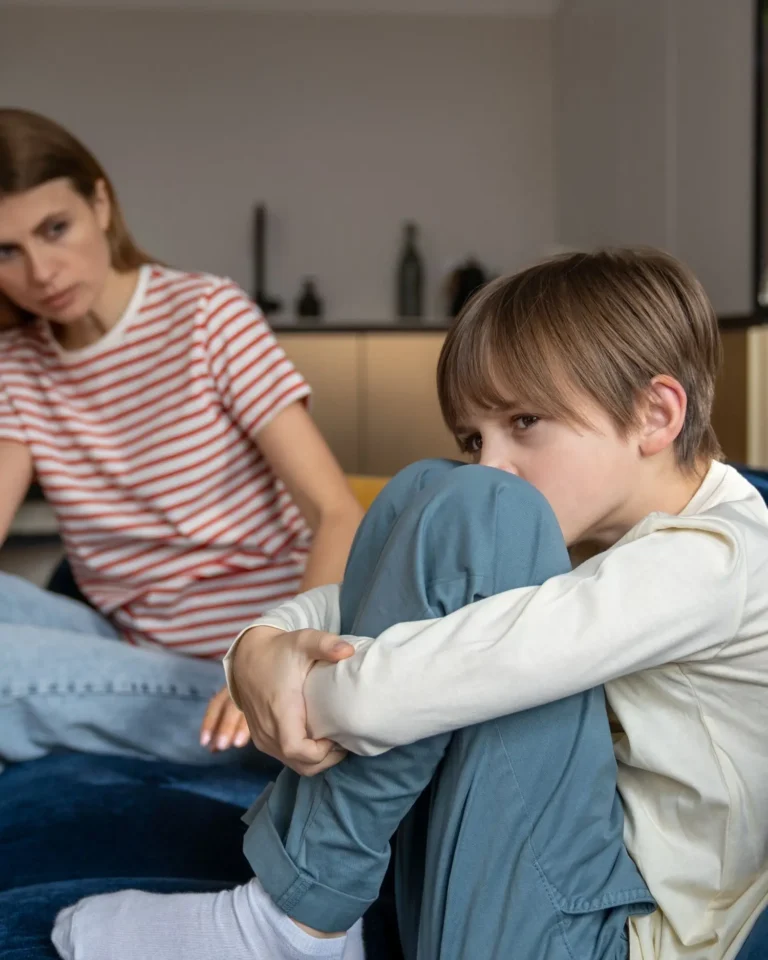 Family learning about common trauma responses in children in family session.